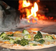 Pizza con broccoli e mandorle